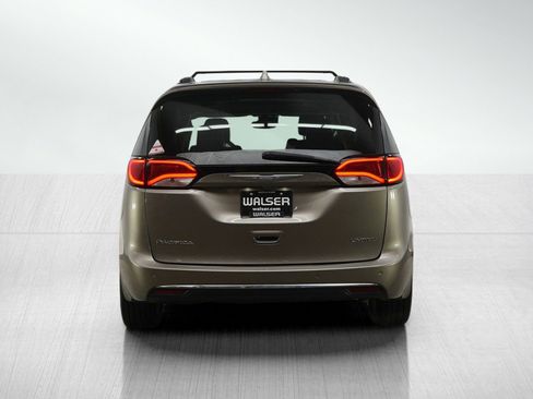 Used 2017 Chrysler Pacifica Limited image 4