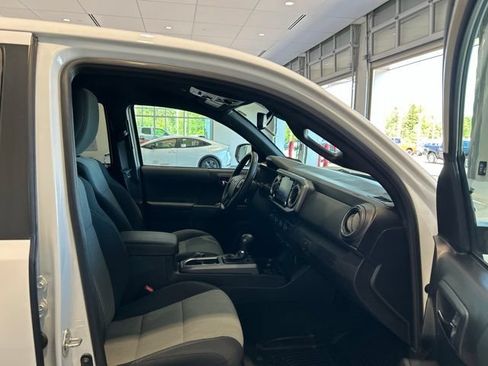 Used 2020 Toyota Tacoma TRD Off-Road w/ Technology Package AWD/4WD image 15