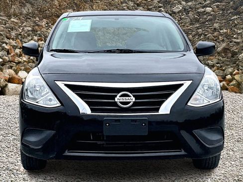 Used 2019 Nissan Versa SV image 3