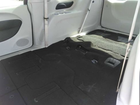 Used 2023 Chrysler Pacifica Touring-L image 7