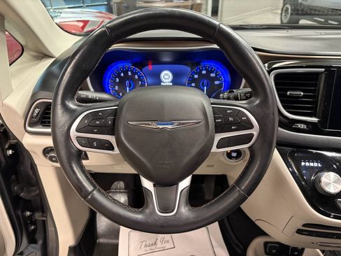 Used 2018 Chrysler Pacifica Touring-L Plus FWD image 14