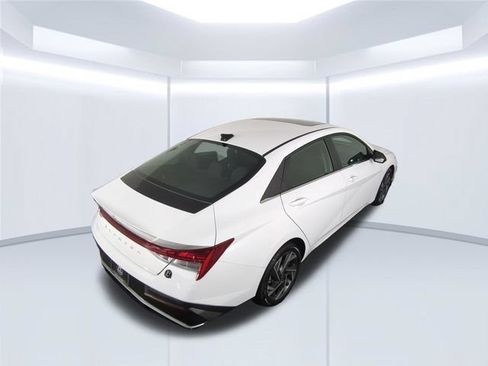 Used 2025 Hyundai Elantra SEL FWD image 38