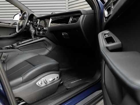 Certified 2025 Porsche Macan AWD/4WD image 36