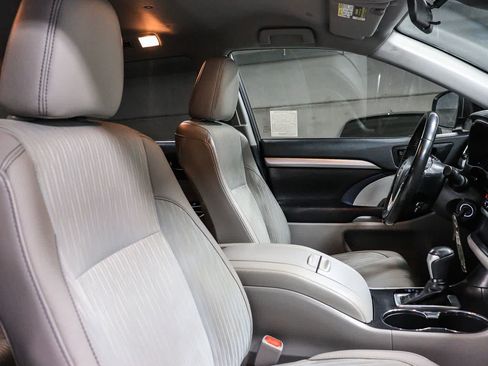 Certified 2019 Toyota Highlander Plus w/ Carpet Mat Package (TMS) FWD image 18