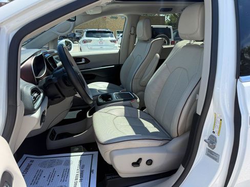 Used 2017 Chrysler Pacifica Limited FWD image 11