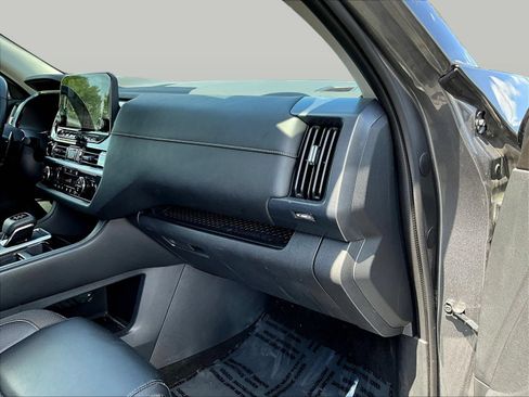 Used 2025 Nissan Pathfinder SL AWD/4WD image 30