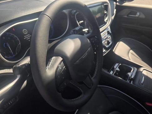 New 2027 Chrysler Pacifica Limited FWD image 10