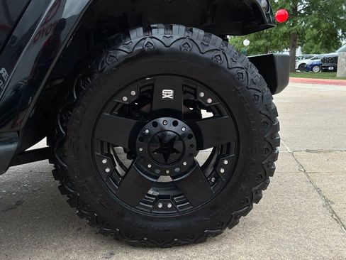 Used 2013 Jeep Wrangler Unlimited Sahara AWD/4WD image 9