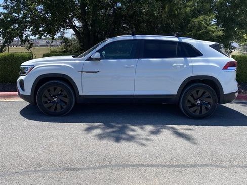 Used 2025 Volkswagen Atlas Cross Sport SE AWD/4WD image 2
