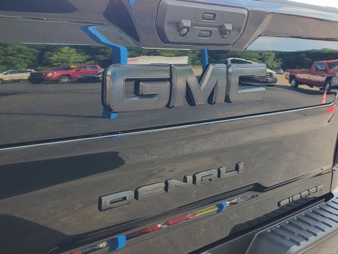 Used 2023 GMC Sierra 2500 Denali w/ Denali Ultimate Package AWD/4WD image 8