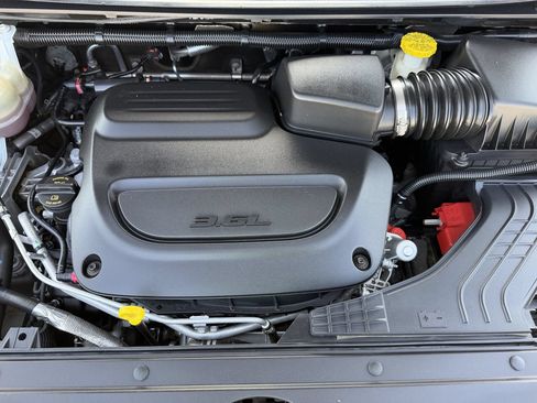 Used 2025 Chrysler Pacifica Limited FWD image 29