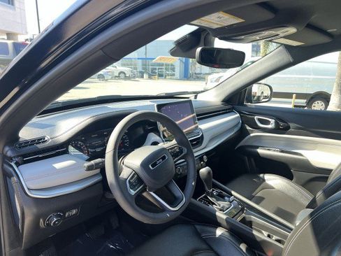 Used 2025 Jeep Compass Limited image 10