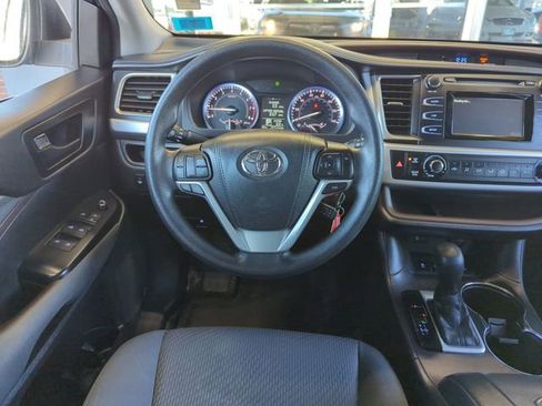 Used 2016 Toyota Highlander LE image 17
