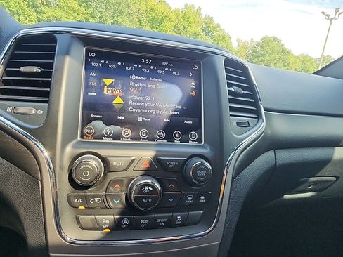 Used 2018 Jeep Grand Cherokee Altitude AWD/4WD image 17