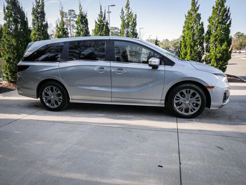 Certified 2025 Honda Odyssey Touring image 11