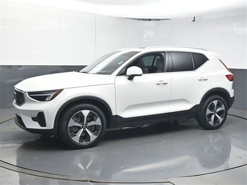 Used 2023 Volvo XC40 B5 Plus w/ Driver Assist Package image 4