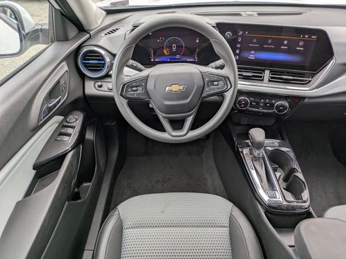 Used 2025 Chevrolet Trax LT FWD image 17