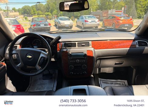 Used 2014 Chevrolet Suburban LT w/ Luxury Package AWD/4WD image 9
