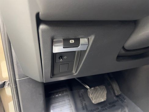 Used 2023 Land Rover Defender 130 X-Dynamic SE image 59