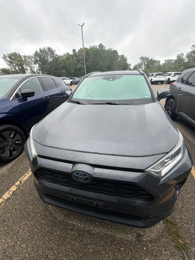 Used 2021 Toyota RAV4 XLE w/ Convenience Package AWD/4WD image 2