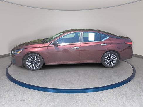 Used 2025 Nissan Altima 2.5 SV FWD image 8