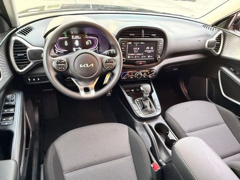 Used 2025 Kia Soul LX w/ LX Technology Package FWD image 9