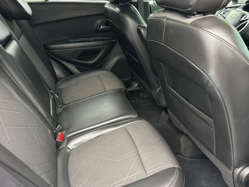 Used 2022 Chevrolet Trax LT w/ LT Convenience Package image 18