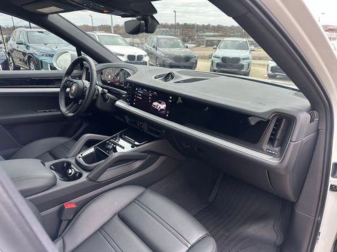 Used 2025 Porsche Cayenne Coupe AWD/4WD image 22