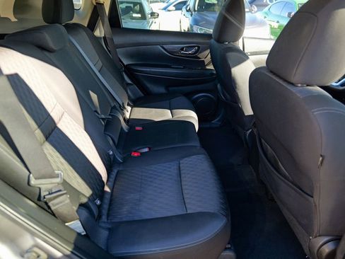 Used 2020 Nissan Rogue SV image 29