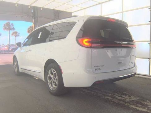 Used 2022 Chrysler Pacifica Limited AWD/4WD image 7