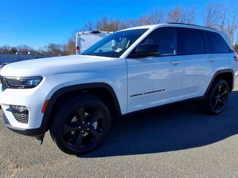 Certified 2023 Jeep Grand Cherokee Limited w/ Black Appearance Package image 4