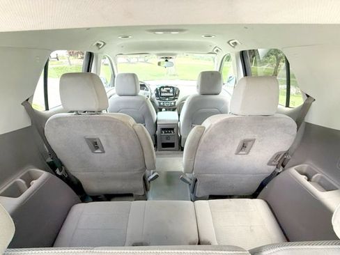 Used 2019 Chevrolet Traverse LT FWD image 29