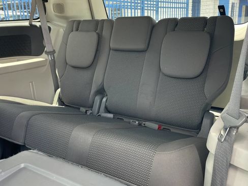 Used 2012 Volkswagen Routan S FWD image 12