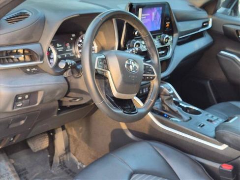 Used 2023 Toyota Highlander XSE FWD image 9