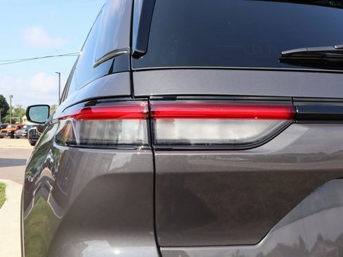 New 2025 Jeep Grand Cherokee Limited w/ Luxury Tech Group II image 32