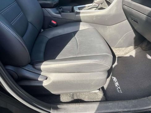 Used 2021 Toyota RAV4 XLE Premium image 11