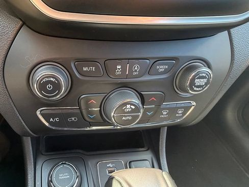 Used 2021 Jeep Cherokee Latitude Lux w/ Sun & Sound Group AWD/4WD image 28