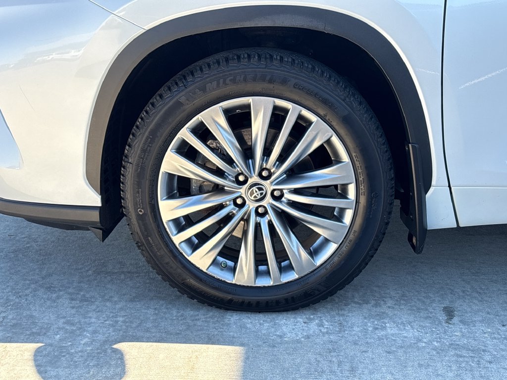 Used 2023 Toyota Highlander XLE AWD/4WD image 32