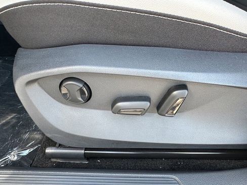 New 2025 Volkswagen Taos SE image 17