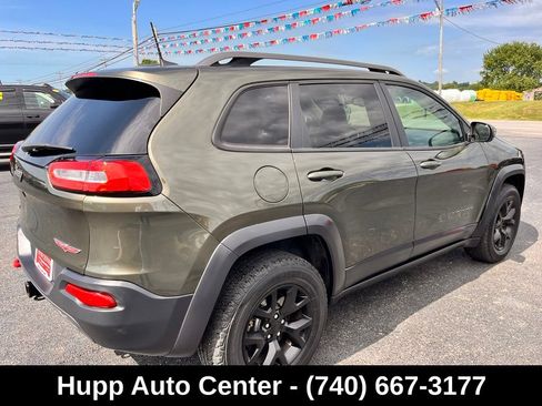 Used 2016 Jeep Cherokee Trailhawk w/ Comfort/Convenience Group AWD/4WD image 4
