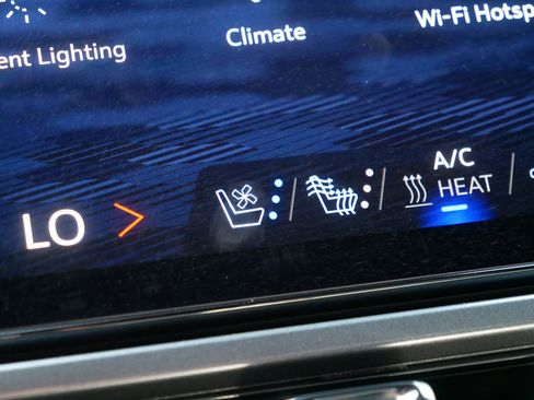 Used 2025 Chevrolet Equinox EV RS w/ Convenience Package II AWD/4WD image 32