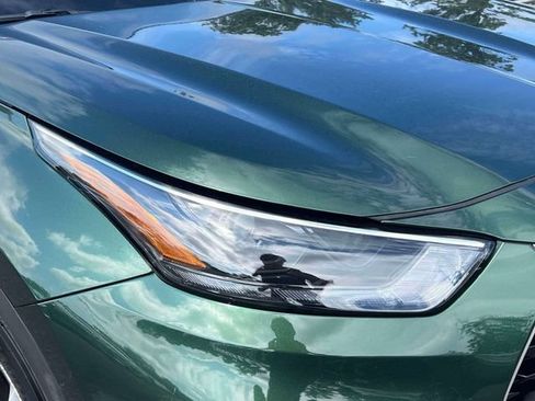 Used 2023 Toyota Highlander XLE AWD/4WD image 12
