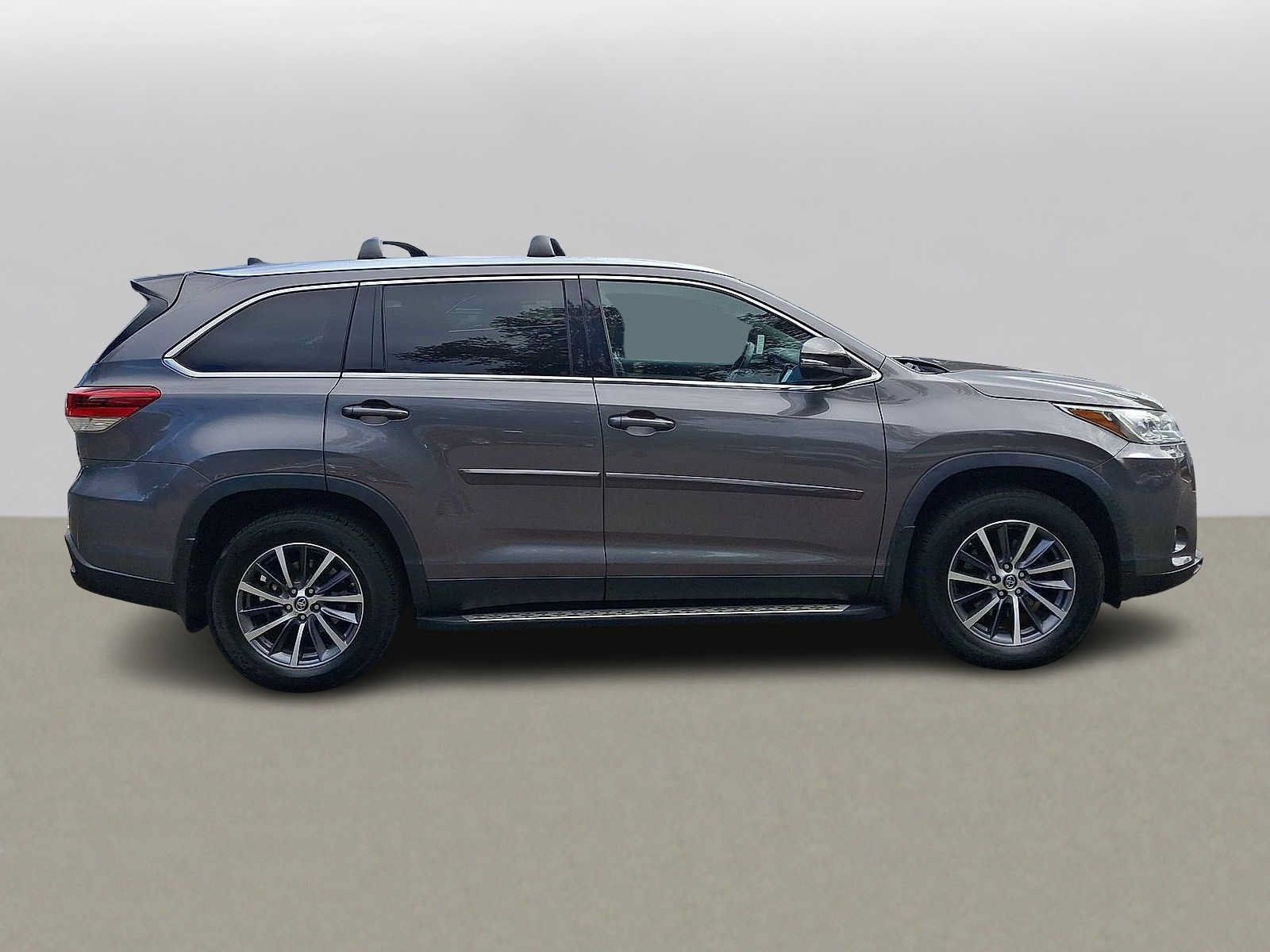 Used 2019 Toyota Highlander XLE AWD/4WD image 32