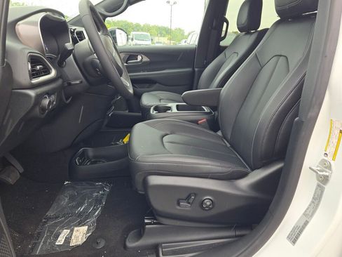 New 2026 Chrysler Voyager LX image 21