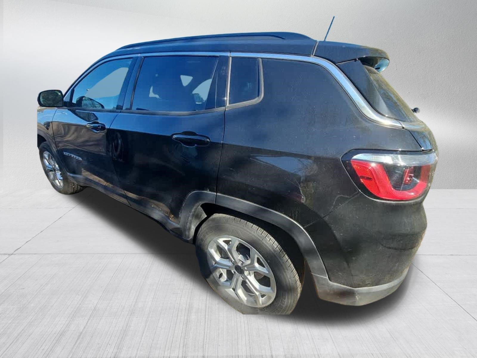 Used 2025 Jeep Compass Latitude w/ Convenience Group AWD/4WD image 6