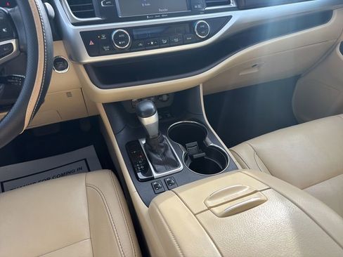 Used 2017 Toyota Highlander XLE image 16