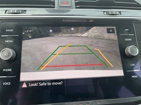 Used 2022 Volkswagen Tiguan SE AWD/4WD image 31
