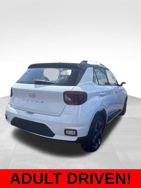 Used 2022 Hyundai Venue Limited w/ Cargo Package FWD image 2
