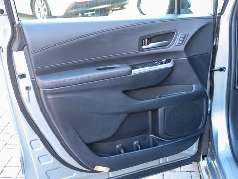 Used 2025 Toyota Sienna Platinum image 21