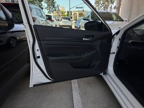 Used 2025 Nissan Altima 2.5 SV FWD image 18